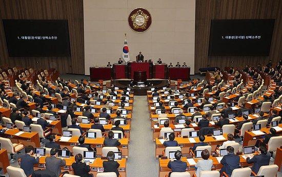 韩国国会通过总统弹劾案，尹锡悦职务立即停止|界面新闻 · 快讯